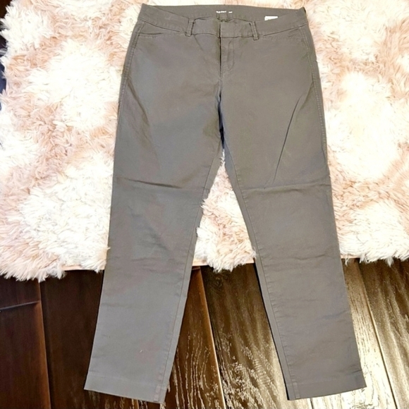 Old Navy Pixie Chino Ankle Pants in Graystone Women's Size 2 Neutral Cropped EUC - Picture 2 of 5